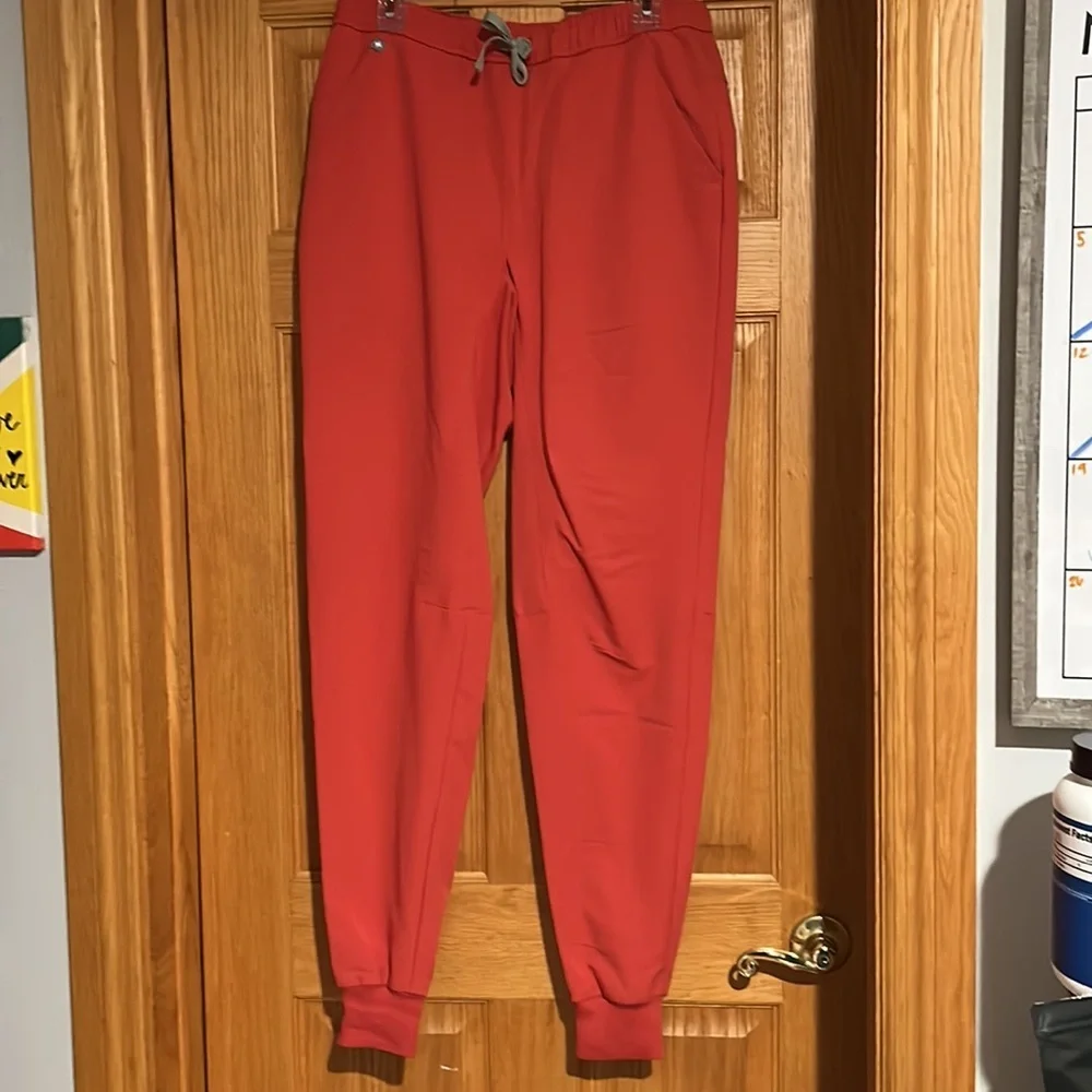 Men’s Figs Tansen Jogger Scrub Pants in Clay | Size M Tall